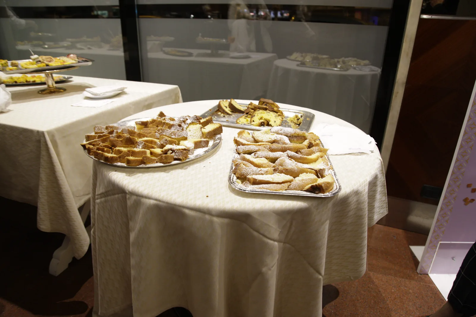Il buffet allestito su tavolo bianco durante la serata
