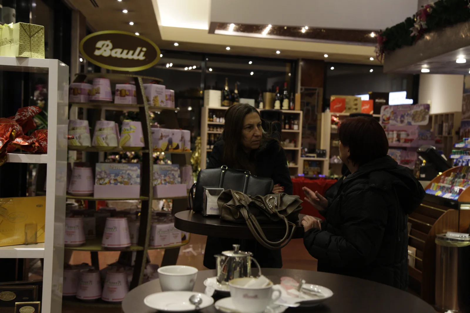 L'insegna Bauli e gli scaffali del punto vendita con gli ospiti
