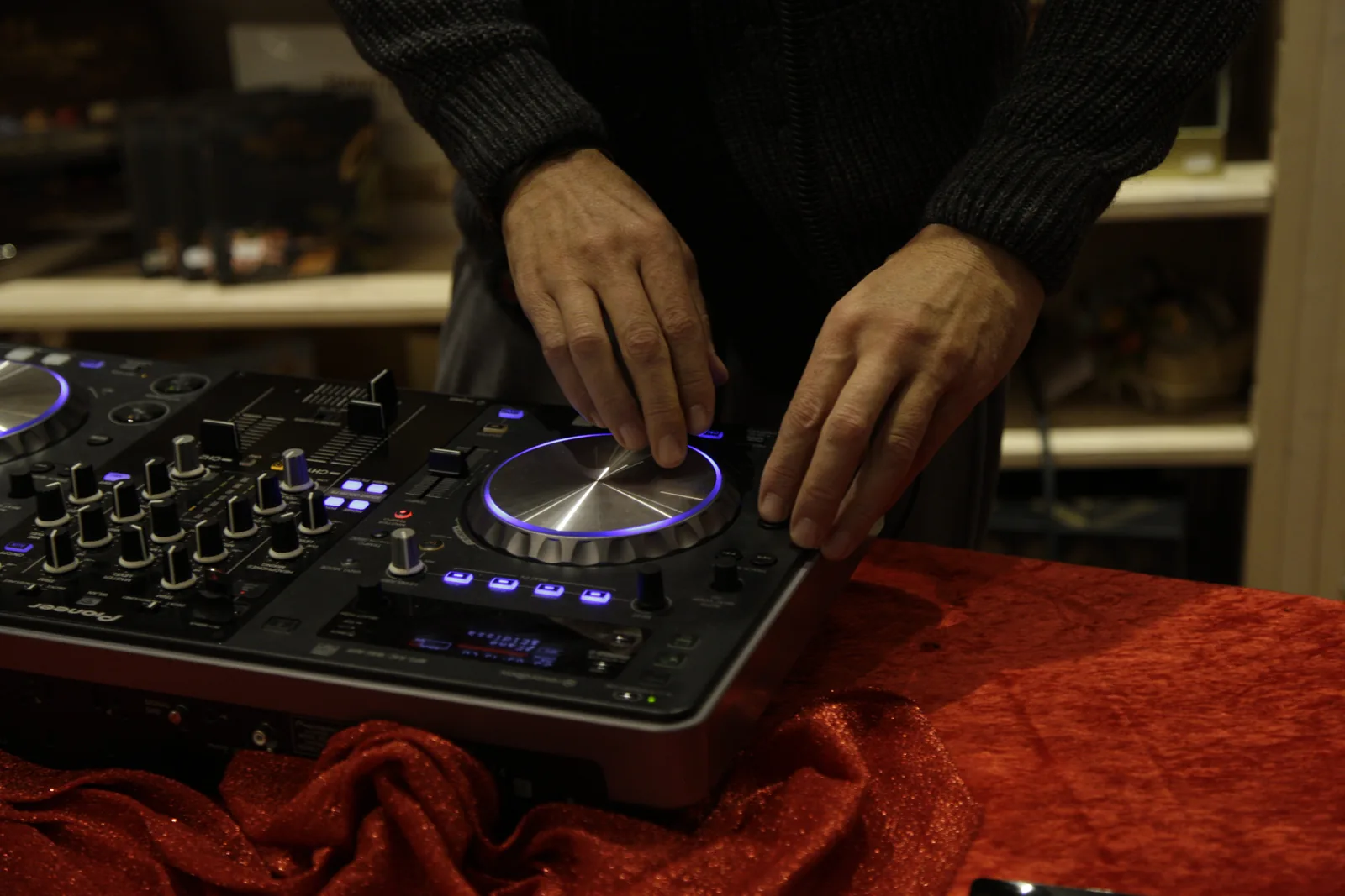 La consolle del dj durante la serata