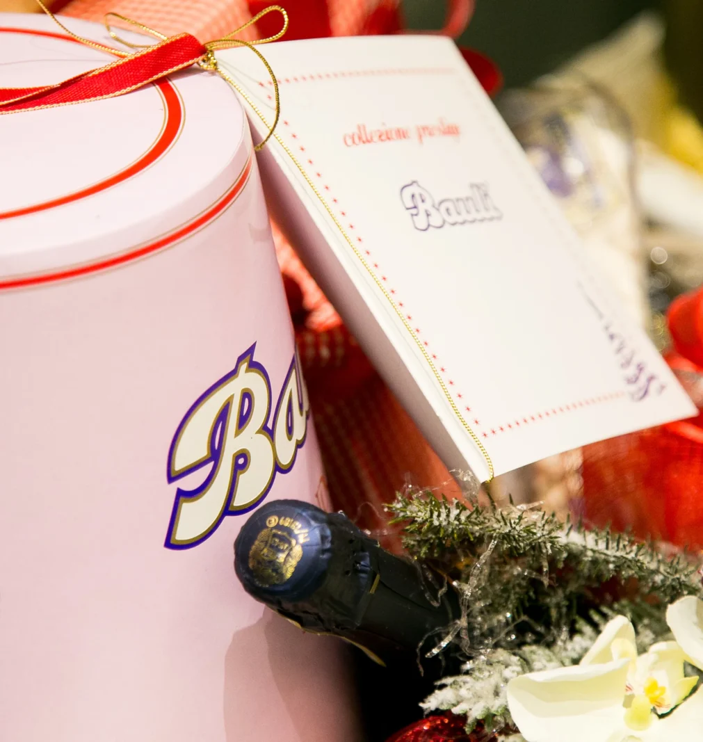 Confezione regalo Bauli con spumante e decorazioni natalizie