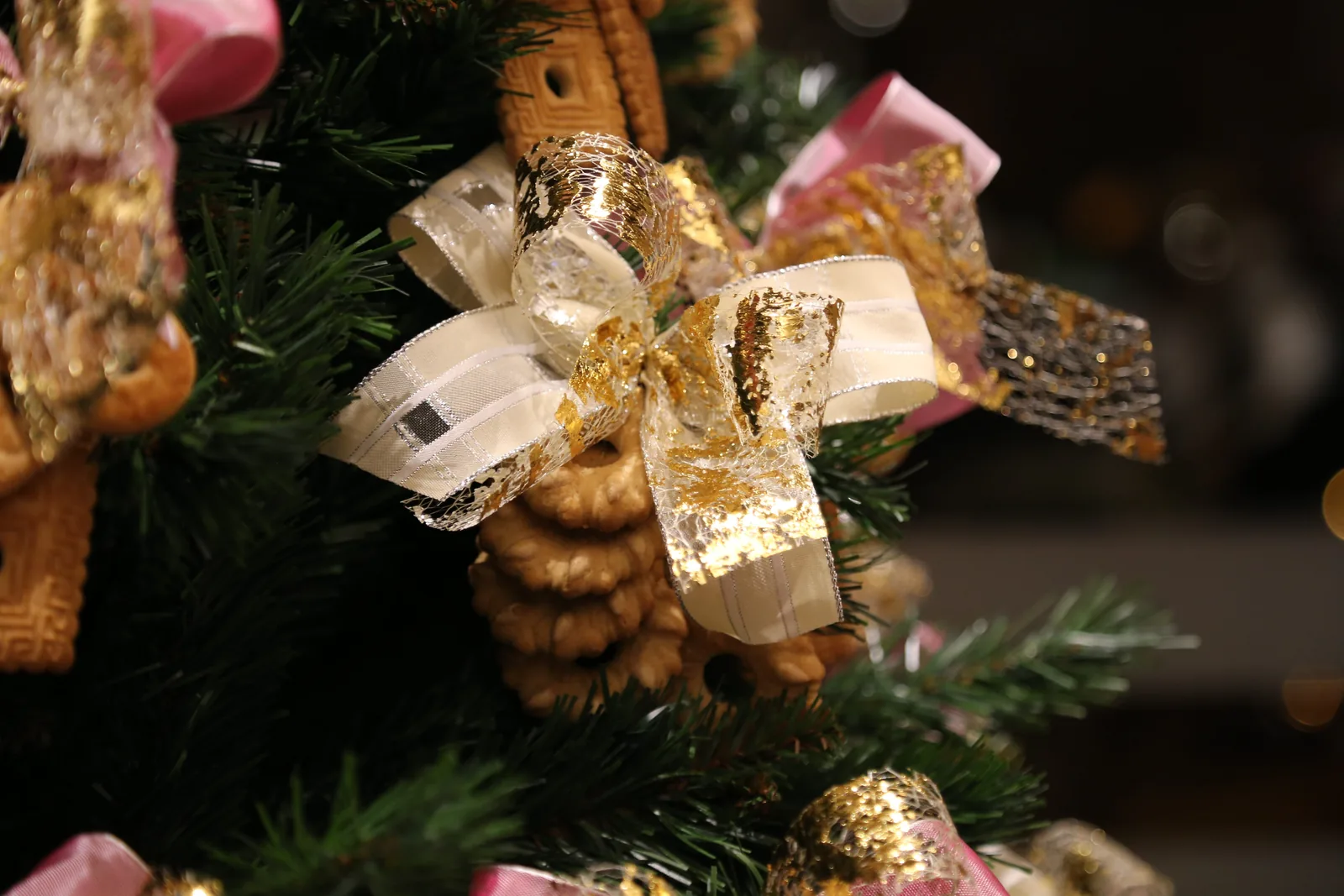 L'albero di Natale del punto vendita addobbato con i dolci Bauli e i fiocchi dorati