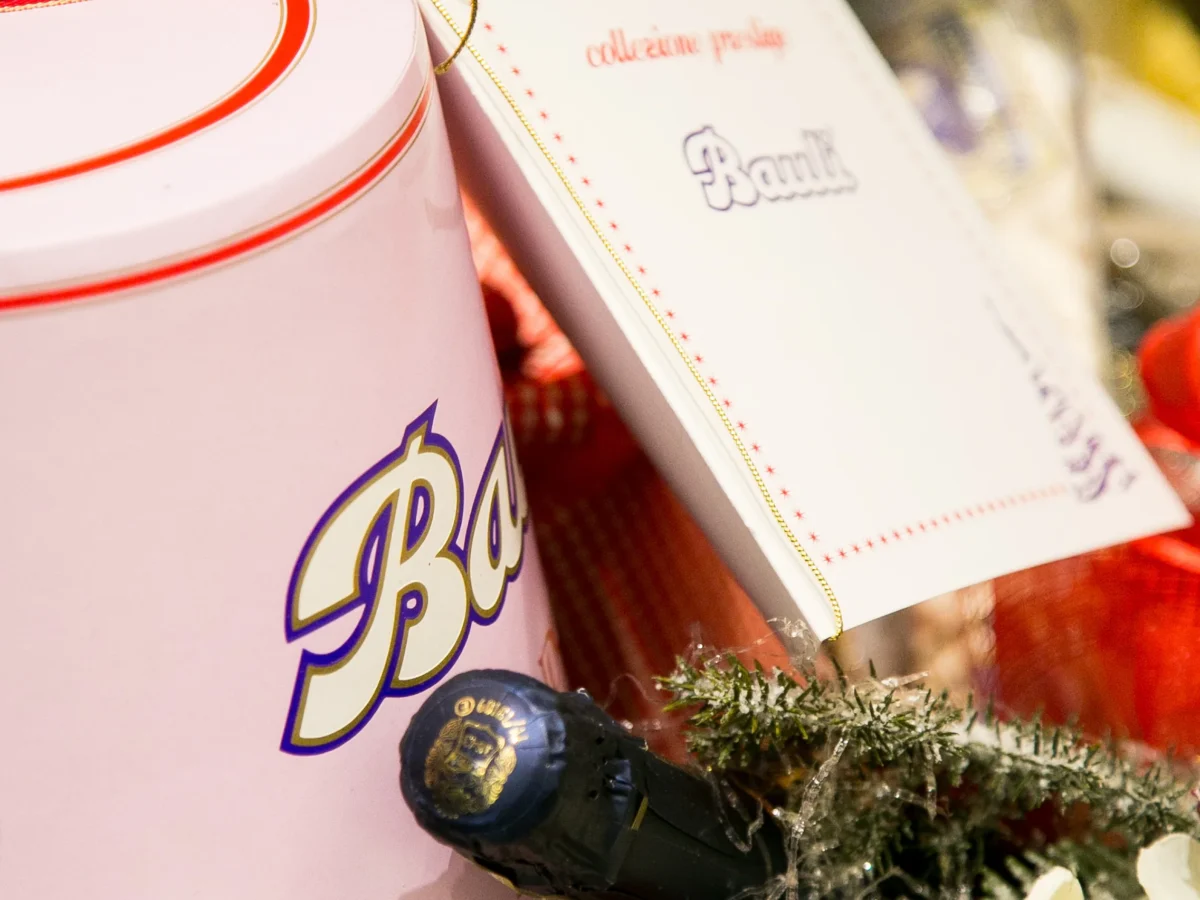 Confezione regalo Bauli con spumante e decorazioni natalizie