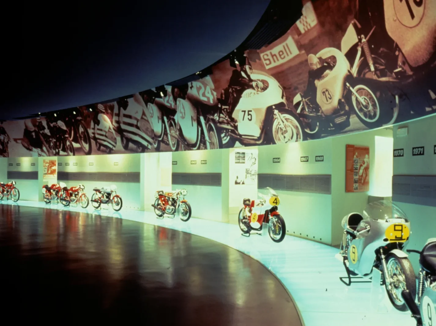 La parete curva con le moto storiche del Museo Ducati