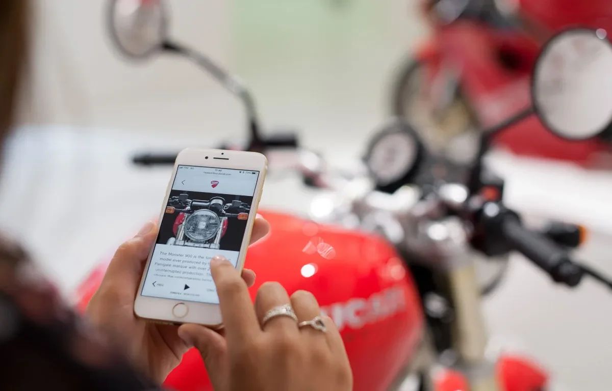 Sala del Museo Ducati con le moto da competizione esposte