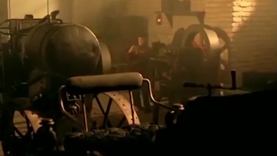 Fermo immagine dell'officina dal filmato del Museo dei Motori