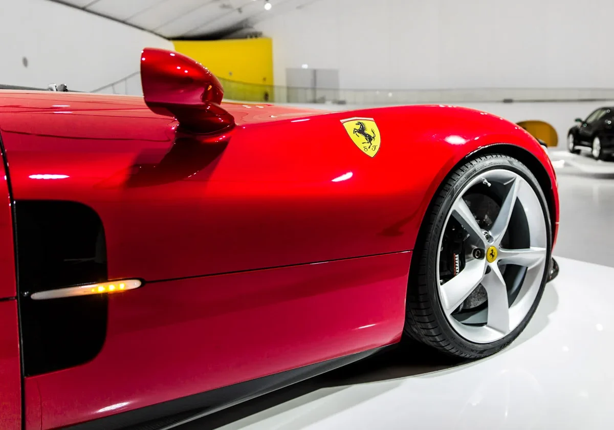 Padiglione del Museo Enzo Ferrari di Modena con le auto esposte