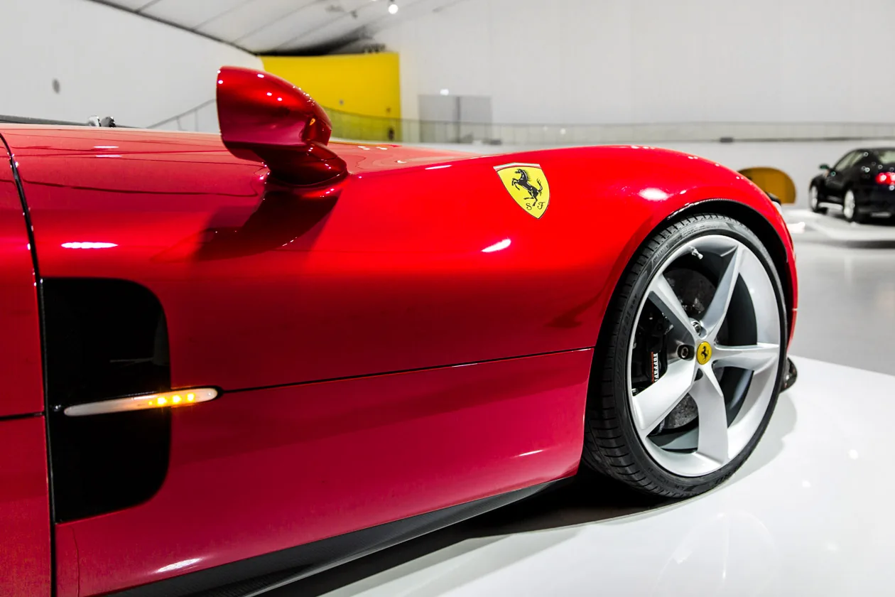 Padiglione del Museo Enzo Ferrari di Modena con le auto esposte