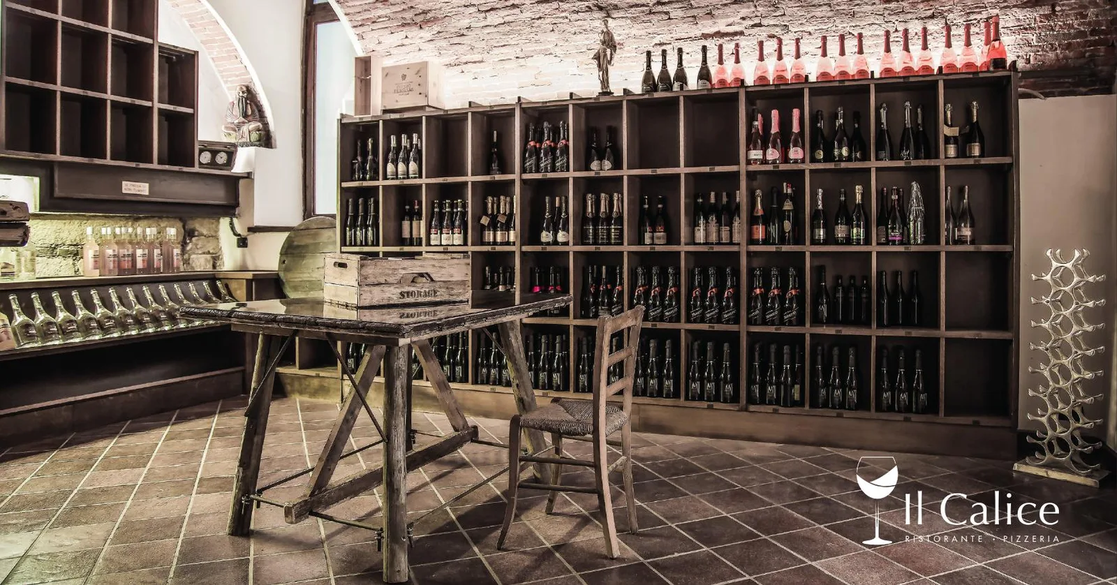 Retro dell'invito per i tre anni del Calice, con la cantina e il marchio in negativo