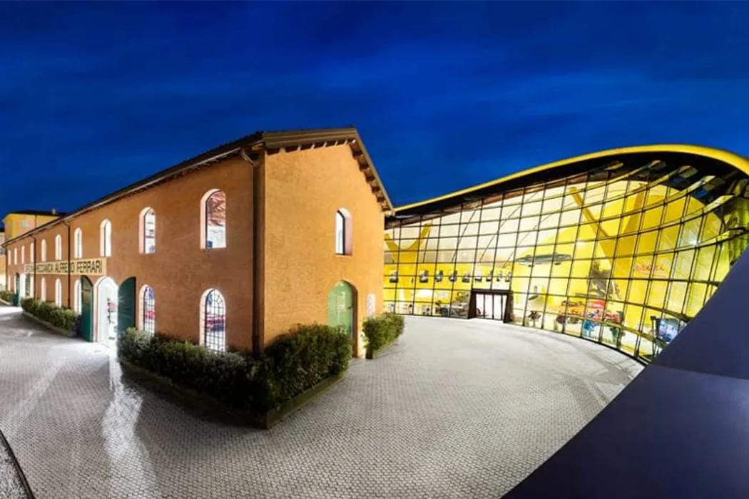 I due edifici del Museo Enzo Ferrari: la casa di mattoni e il padiglione giallo che le è cresciuto accanto