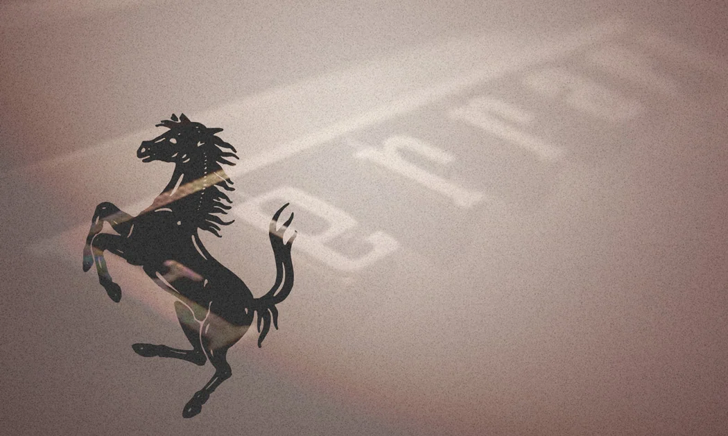 Copertina della storia sul Cavallino Rampante, sopra la scritta Ferrari in trasparenza